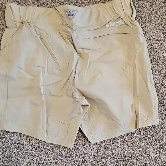 Columbia Women's Beige Cargo Shorts - Picture 5 of 5